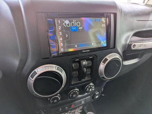 Used 2017 Jeep Wrangler Unlimited Sahara w/ Connectivity Group image 13