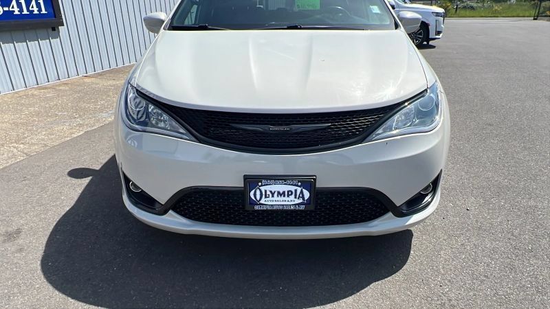 Used 2019 Chrysler Pacifica Touring-L w/ S Appearance Package FWD image 2