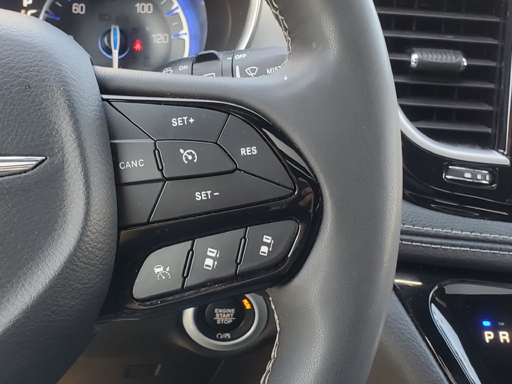 Used 2025 Chrysler Pacifica Limited FWD image 12