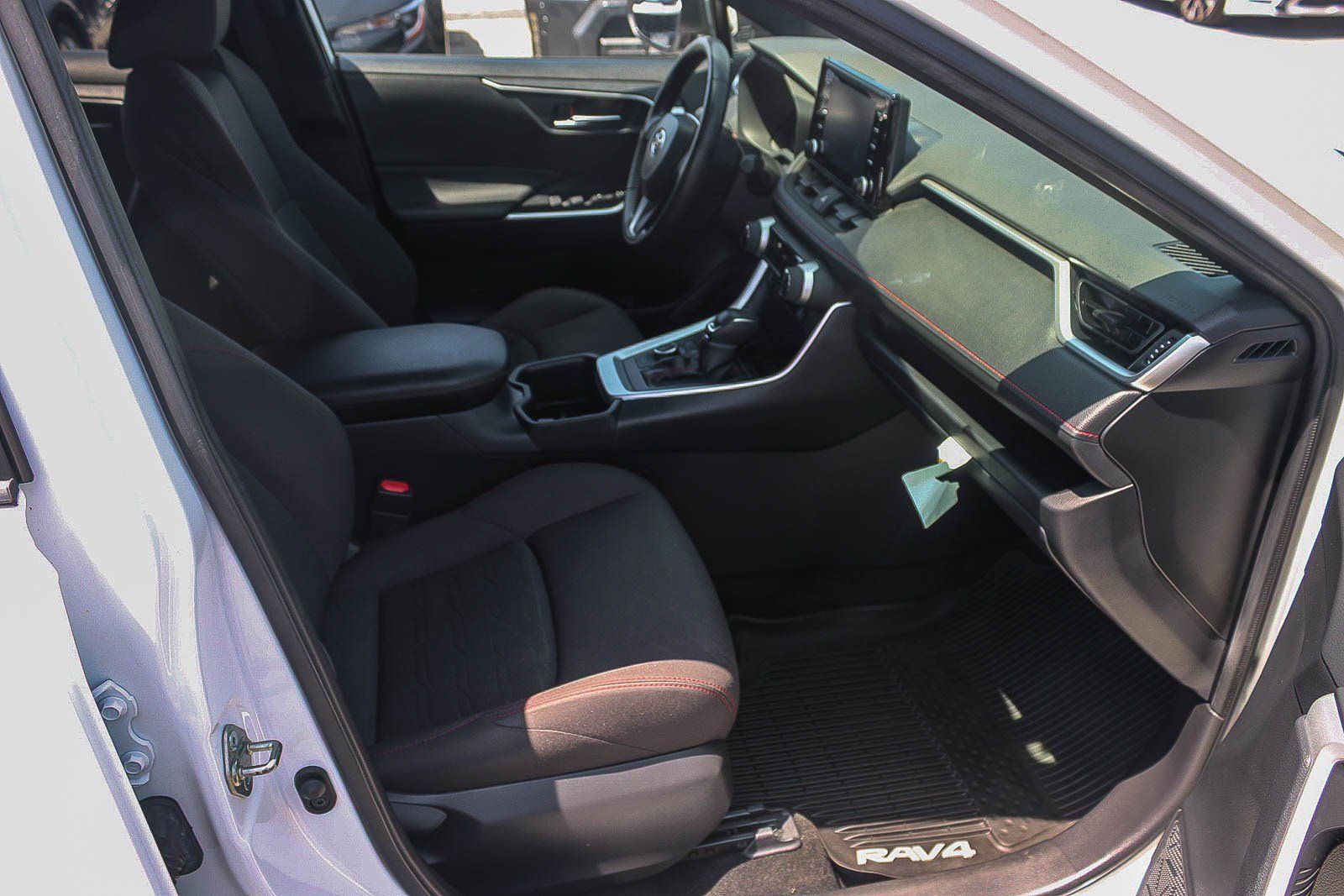 Used 2022 Toyota RAV4 SE w/ Weather & Moonroof Package AWD/4WD image 17