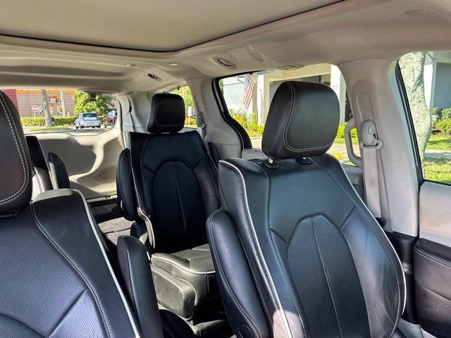 Used 2022 Chrysler Pacifica Limited w/ Uconnect Theater Family Group FWD image 12