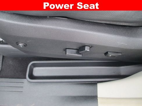 Used 2016 Chrysler Town & Country Touring image 27