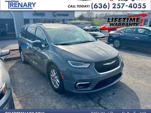 Used 2022 Chrysler Pacifica Touring-L image 1