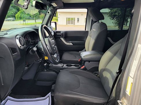 Used 2016 Jeep Wrangler Unlimited Sahara w/ Connectivity Group AWD/4WD image 12