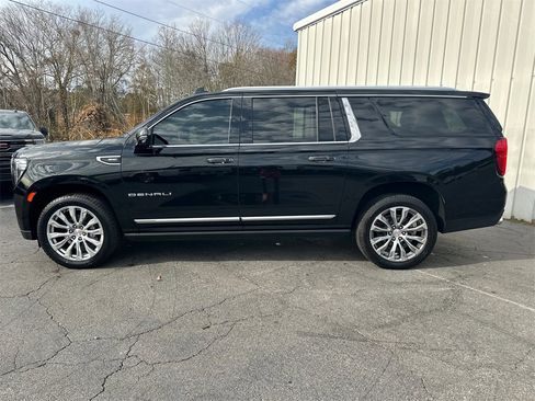 Used 2021 GMC Yukon XL Denali w/ Denali Premium Package image 9