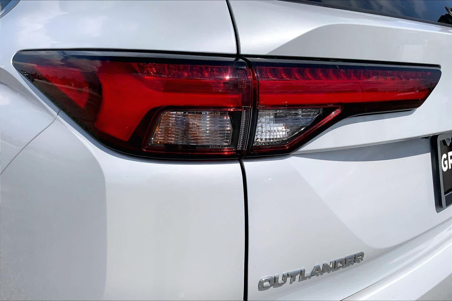 Used 2024 Mitsubishi Outlander SE Black Edition FWD image 28