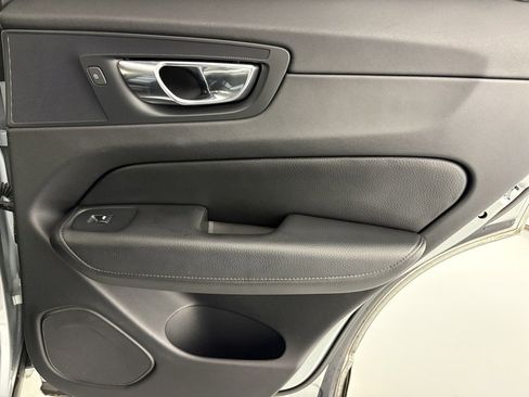 Used 2018 Volvo XC60 T6 Momentum w/ Vision Package image 39