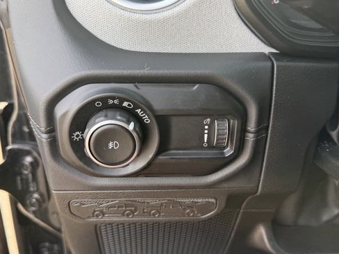 Used 2025 Jeep Wrangler Sahara image 16