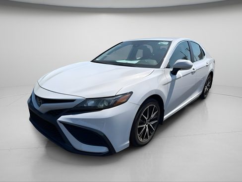 Used 2023 Toyota Camry SE w/ Convenience Package FWD image 2