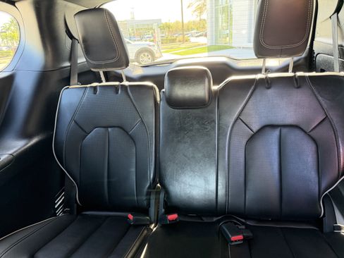 Used 2025 Chrysler Pacifica Limited image 15