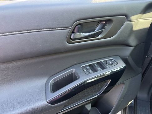 Used 2025 Nissan Pathfinder SV AWD/4WD image 17