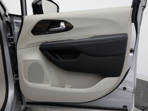 Used 2023 Chrysler Pacifica Limited FWD image 39