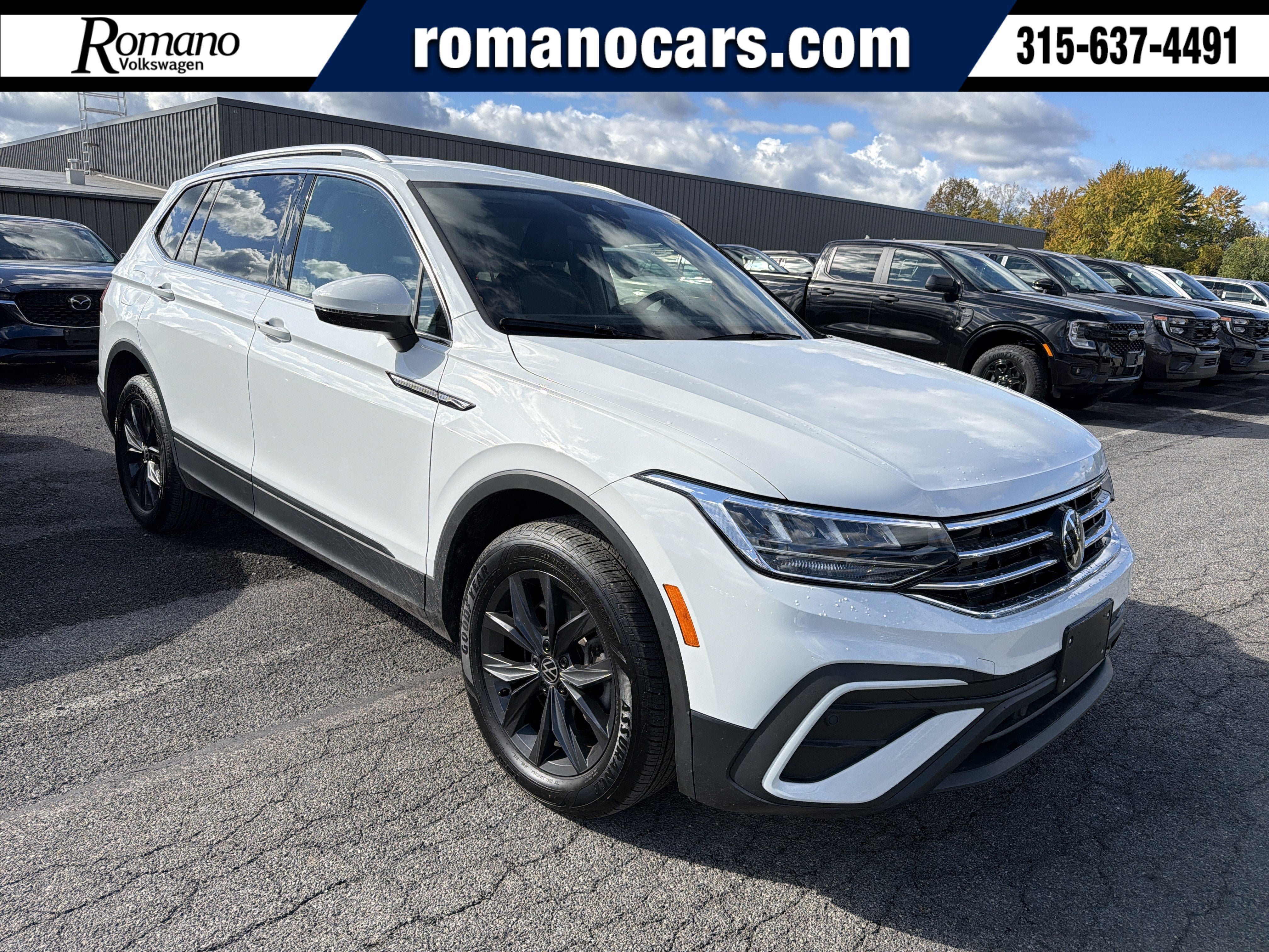 Used 2024 Volkswagen Tiguan SE AWD/4WD image 1
