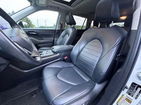 Used 2023 Toyota Highlander XLE AWD/4WD image 12