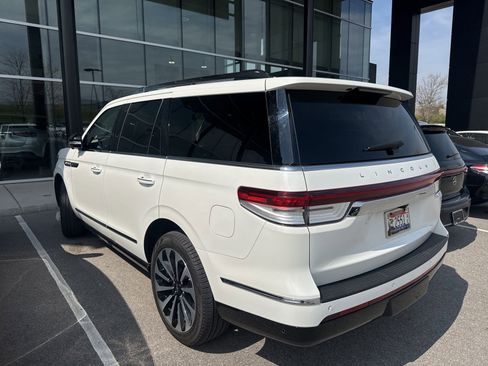 Used 2023 Lincoln Navigator Reserve image 4