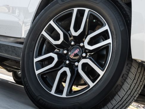 Used 2022 GMC Yukon XL AT4 image 8