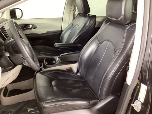 Used 2022 Chrysler Pacifica Touring-L FWD image 12