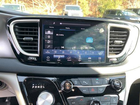 Used 2024 Chrysler Pacifica Touring-L image 18