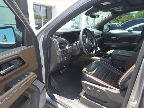 Used 2025 GMC Yukon Denali Ultimate AWD/4WD image 7