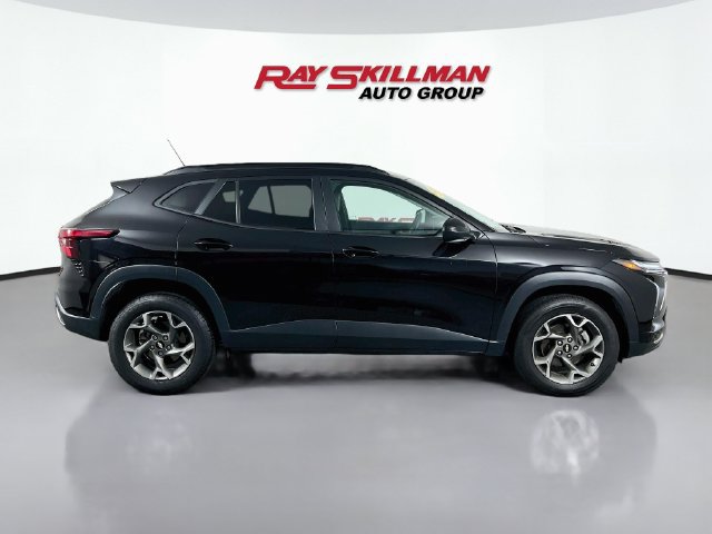 Used 2025 Chevrolet Trax LT FWD image 8