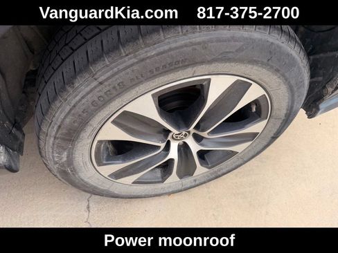 Used 2021 Toyota Highlander XLE FWD image 9