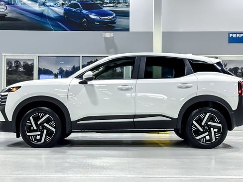 Used 2025 Nissan Kicks SV FWD image 2