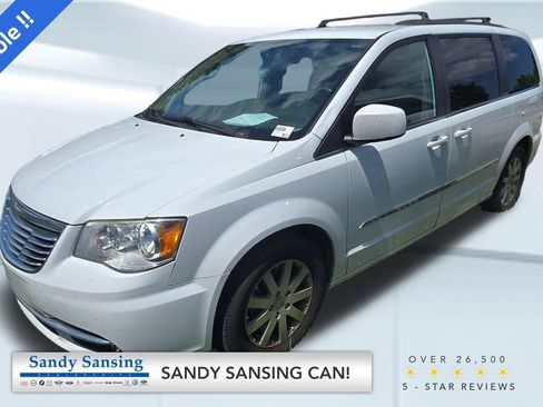 Used 2016 Chrysler Town & Country Touring FWD image 1