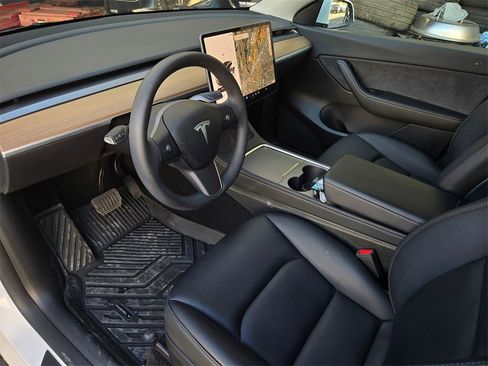 Used 2023 Tesla Model Y 2WD image 9