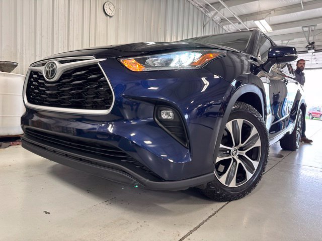 Used 2022 Toyota Highlander XLE AWD/4WD image 34