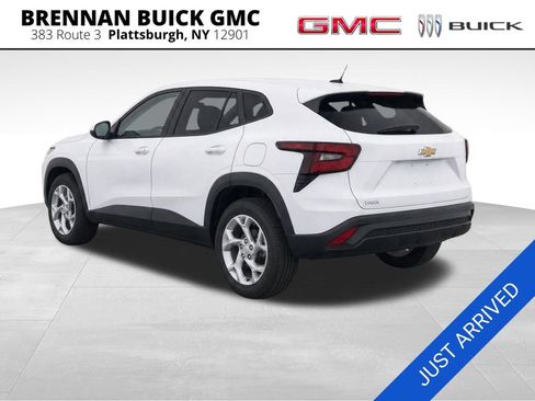 Certified 2024 Chevrolet Trax LS w/ LS Convenience Package FWD image 3