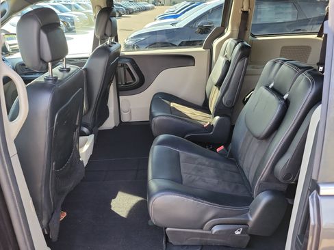 Used 2019 Dodge Grand Caravan SXT image 15