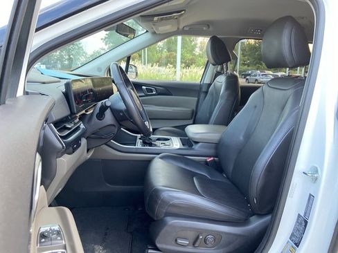 Used 2025 Kia Carnival FWD image 36