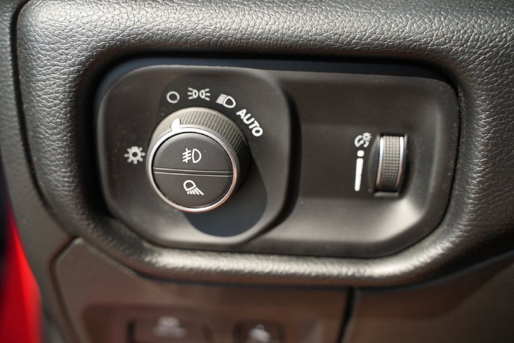 Used 2020 RAM 1500 4x4 Crew Cab image 35