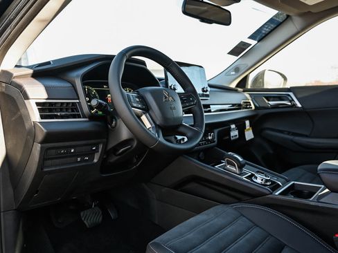 New 2025 Mitsubishi Outlander SE image 19