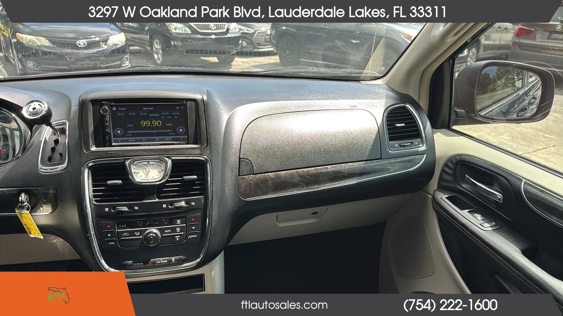 Used 2014 Chrysler Town & Country Touring-L FWD image 28