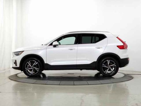 Used 2025 Volvo XC40 B5 Core image 4