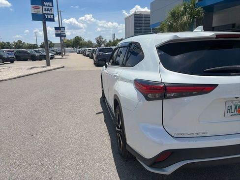 Used 2022 Toyota Highlander XSE FWD image 6