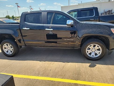 Used 2022 Chevrolet Colorado LT w/ Chrome Appearance Package RWD image 2