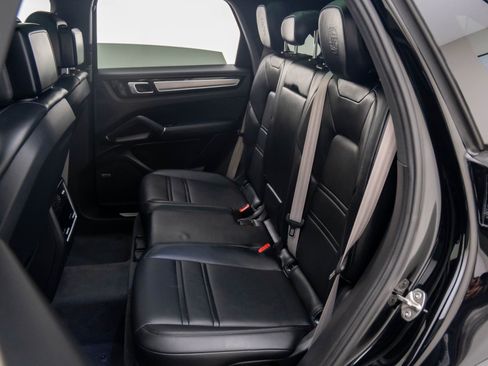 Used 2022 Porsche Cayenne Platinum Edition image 18