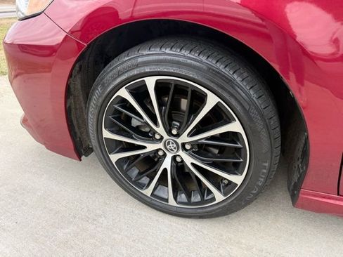 Used 2018 Toyota Camry SE w/ Moonroof Package image 5