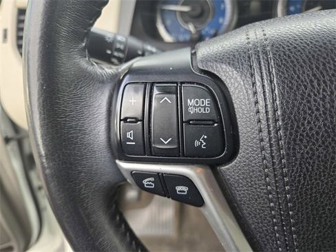 Used 2017 Toyota Sienna XLE image 25
