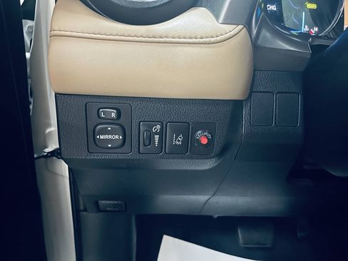 Used 2017 Toyota RAV4 XLE AWD/4WD image 39