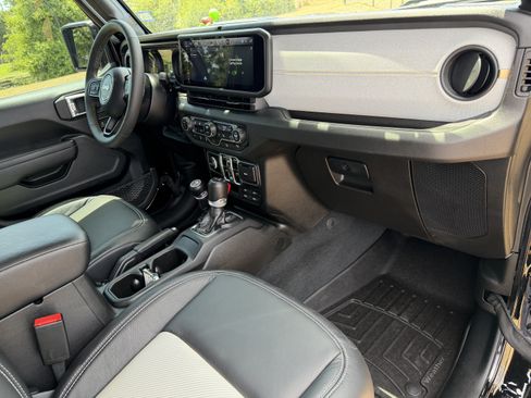 Used 2024 Jeep Gladiator Sport AWD/4WD image 27