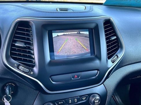 Used 2019 Jeep Cherokee Latitude w/ Popular Appearance Group AWD/4WD image 14