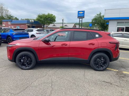 New 2026 Chevrolet Trax LT w/ Midnight Edition FWD image 4