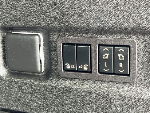Used 2023 Chevrolet Suburban High Country AWD/4WD image 14