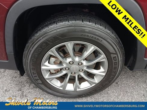 Used 2020 Jeep Cherokee Latitude Plus image 2