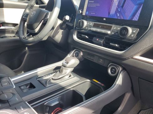 Used 2024 Toyota Grand Highlander AWD image 34