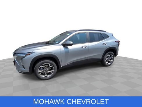 Used 2025 Chevrolet Trax LT w/ LT Convenience Package FWD image 4