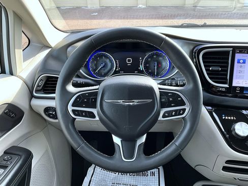 Used 2023 Chrysler Pacifica Touring-L image 13